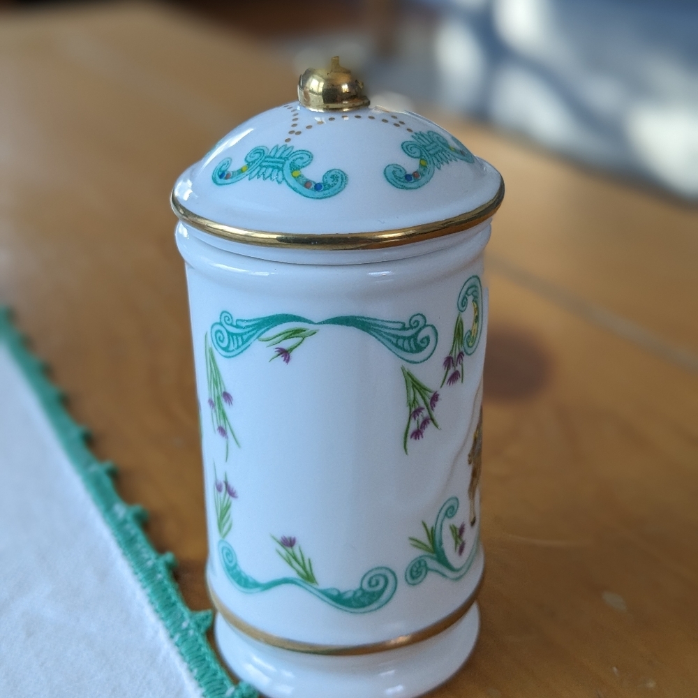 Chive from the Lenox Carousel Spice Collection